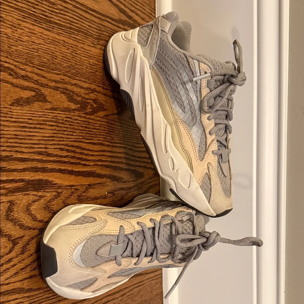 Yeezy Boost 700 V2 Cream Male sz 5.5